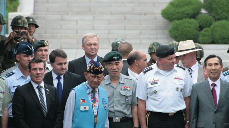 Vlastimil Picek s veterány z korejské války u demarkační linie v Pchanmundžomu 