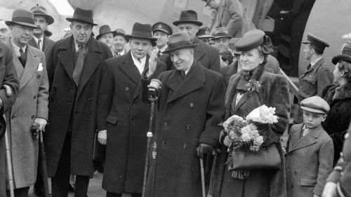 Jan Masaryk (druhý zleva) s Eduardem Benešem (vpravo) po návratu z londýnského exilu