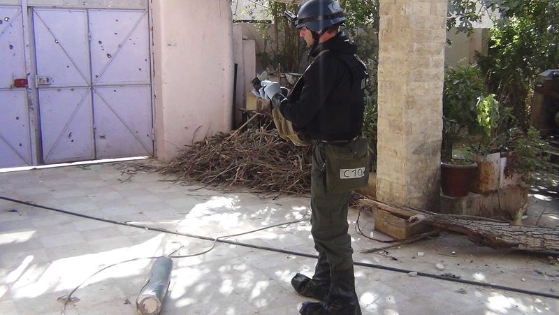Inspektor OSN na předměstí Damašku shromažďuje důkazy o předchozím útoku.