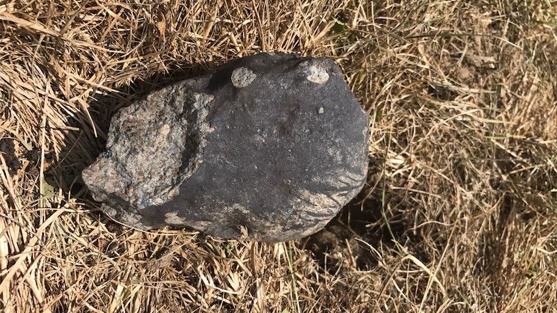 Druhý a největší meteorit Renchen (M2) o hmotnosti 955 g nalezený 31. července. Snímek byl pořízen těsně po nálezu, kromě meteoritu je vidět i menší jamka, kterou svým dopadem vytvořil.