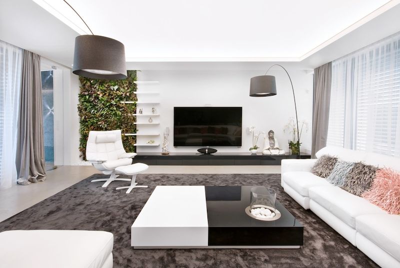 Obývacímu prostoru dominuje bílá kožená sedací souprava (Natuzzi), kterou doplňuje konferenční stolek (Dolpa) s lihovým krbem zhotoveným na míru a stojací lampy Foscarini. 