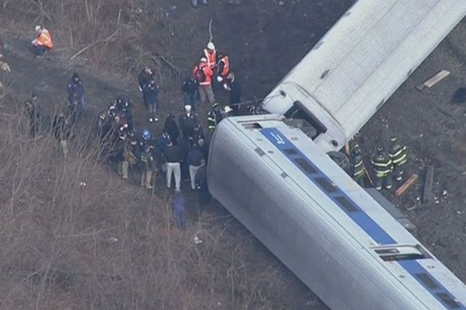 BEZ KOMENTÁŘE: V New Yorku vykolejil příměstský vlak, čtyři lidé zahynuli 
