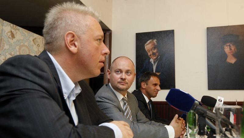 Plzeňský hejtman a místopředseda ČSSD Milan Chovanec (vlevo) s prvním místopředsedou strany Michalem Haškem a jihočeským hejtmanem Jiřím Zimolou