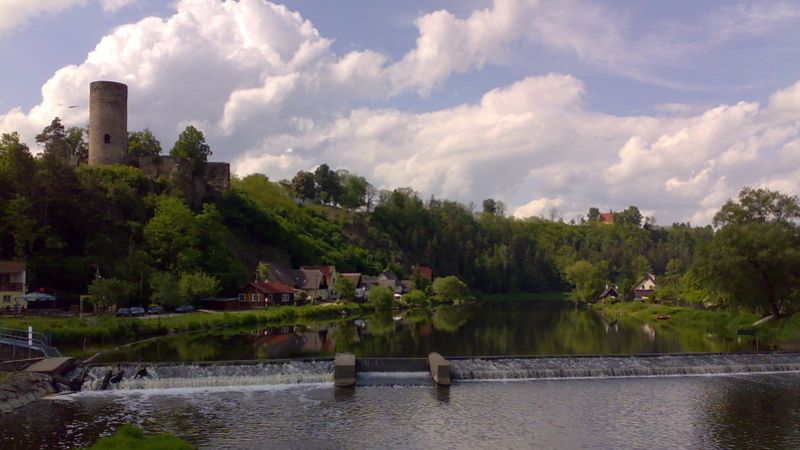 Dominanta obce Dobronice u Bechyně, zřícenina hradu.