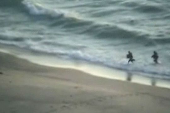 BEZ KOMENTÁŘE: Komando Hamásu se vynořilo z moře na pláži Zikim