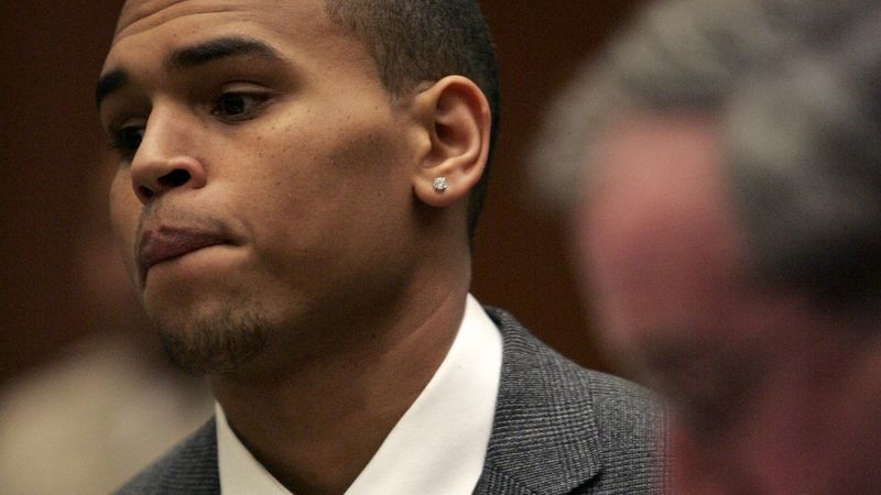 Zpěvák Chris Brown před soudem v Los Angeles