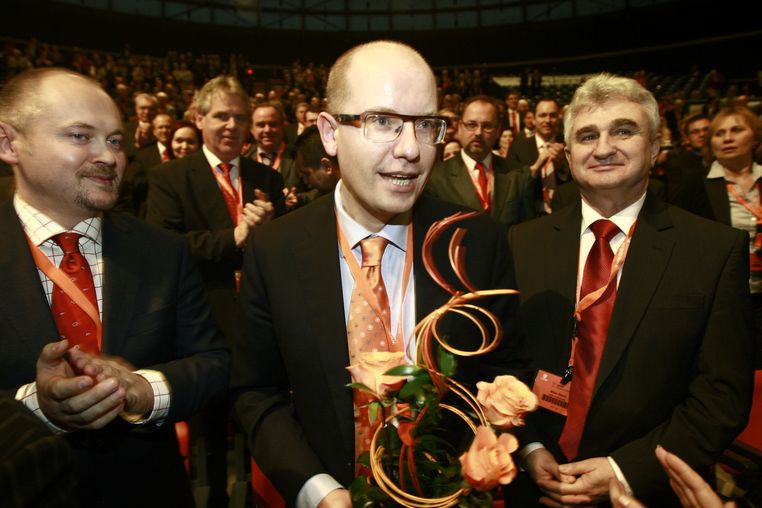 Bohuslav Sobotka (uprostřed) bezprostředně po znovuzvolení předsedou ČSSD