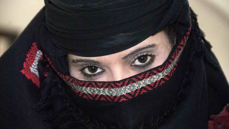 STŘEDA: Módní přehlídka v jemenském Saná předvedla několik tradičních outfitů, například závoj Alltma.
