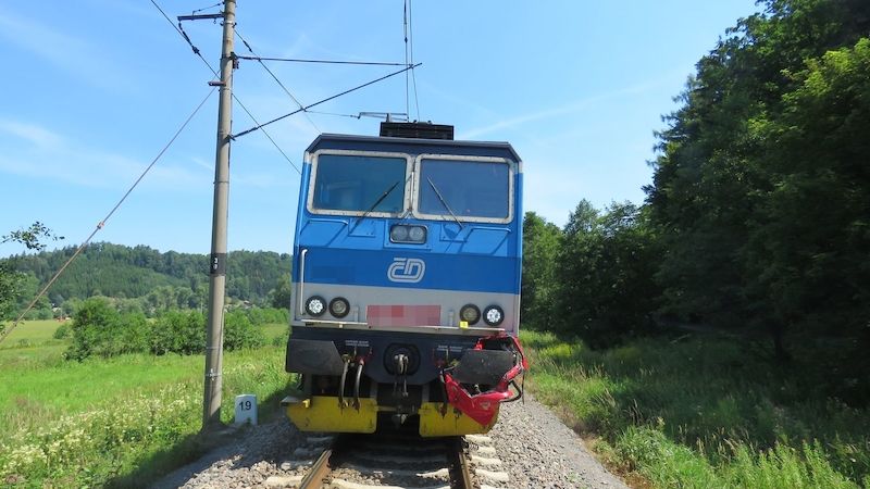 Střet osobního vlaku s osobním autem na železničním přejezdu v Letohradu.