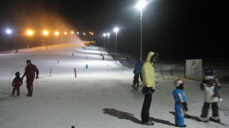 Díky osvětlení se na zlínském svahu lyžuje denně až do 19 hodin.