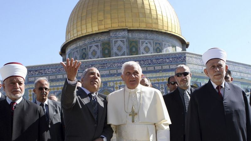 Benedikt XVI. před mešitou Al-Aksá