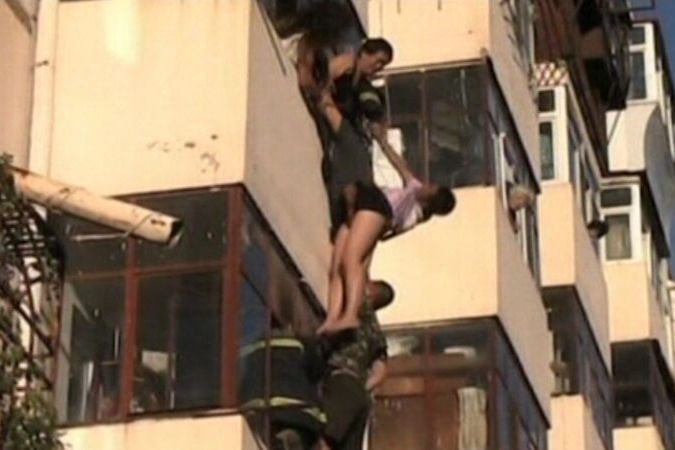 BEZ KOMENTÁŘE: Muž zachránil přítelkyni, která vypadla z okna