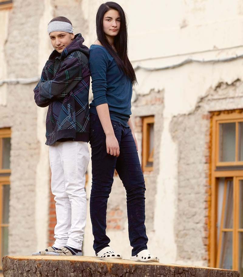 Patnáctiletá Renata a čtrnáctiletý Honza se v Ledcích začínají připravovat na samostatný život. Renata chce být kadeřnicí, Honza zedníkem. Zatím je oporou fotbalového mužstva.