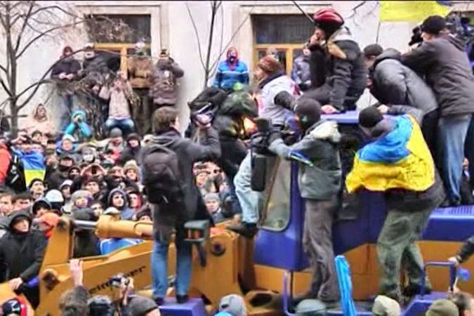 BEZ KOMENTÁŘE: Demonstranti vjeli do kyjevských ulic na bagru