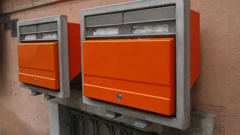 Dražší, ale pomalejší. Pošta už testuje nový systém doručování dopisů. A je to rébus