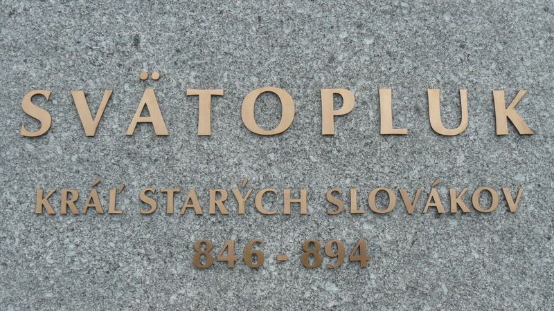 Sporný nápis na podstavci sochy knížete Svatopluka na Bratislavském hradě