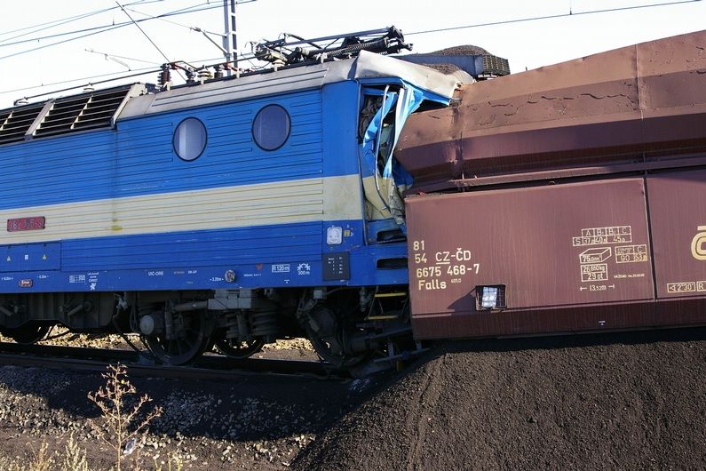 Dva nákladní vlaky se srazily na páteřní trati vedoucí z Prahy do Olomouce. Strojvedoucí neměl šanci nehodu přežít.
