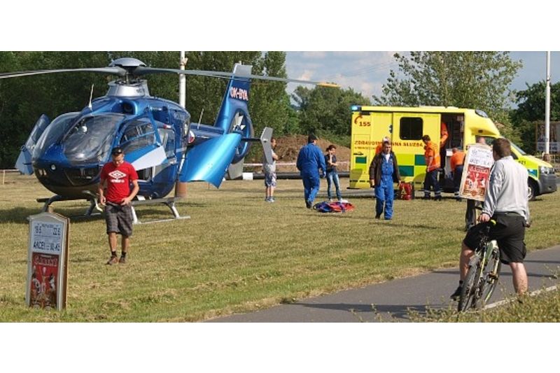 Záchranářský Eurocopter EC-135 musel kvůli probíhající rekonstrukci horkovodního vedení operativně přistát na trávníku hned vedle kruhového objezdu.