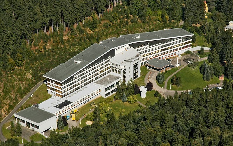 Ač Vesna vypadá jako velký horský hotel, v pohodě se po ní pohybují i malí imobilní pacienti.