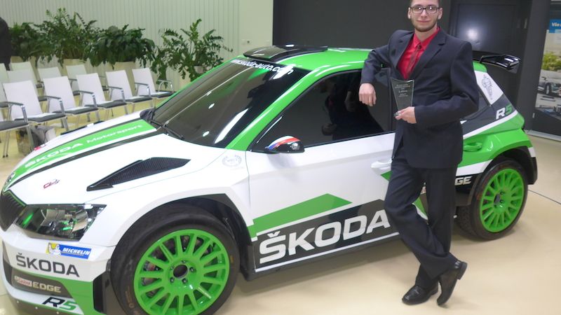 Jiří Lorenc s plaketou za bronzovou příčku u vozu Škoda Fabia R5
