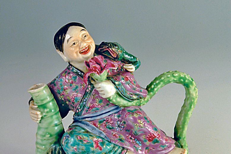 Veselá čajová konvička z čínského porcelánu