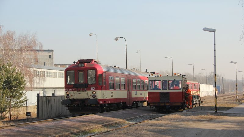 Kolem montážního vozu projíždí po ukončení prací první vlak do Znojma.