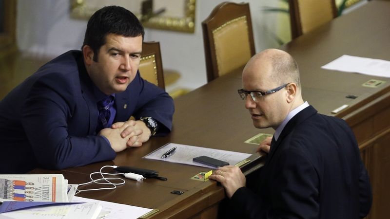 Zleva Jan Hamáček a Bohuslav Sobotka na jednání Sněmovny v úterý 18. března 2014