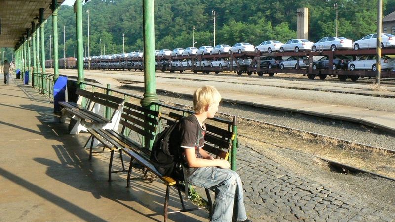 Marně čekal na příjezd svého kamaráda vlakem asi desetiletý chlapec na mladoboleslavském nádraží. O stávce nevěděl.