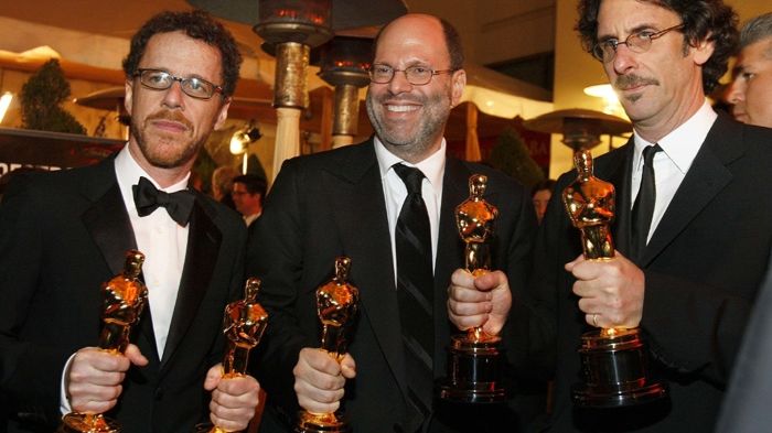 Režiséři Ethan Coen (vlevo) a Joel Coen (vpravo) s producentem Scottem Rudinem