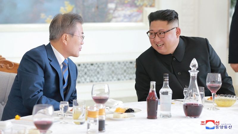 Jihokorejský prezident Mun Če-in (vlevo) a severokorejský diktátor Kim Čong-un
