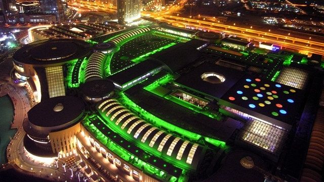 Dubai Mall je největší obchodní dům planety - najdete v něm asi 1200 obchodů a přes stovku restaurací.