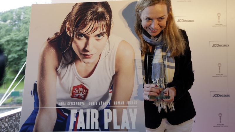 Andrea Sedláčková a plakát k jejímu filmu Fair Play.