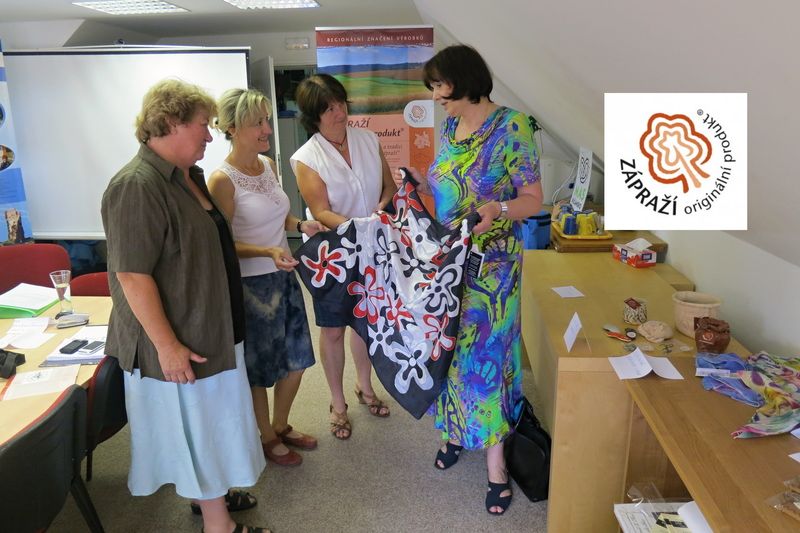 Držitelka certifikátu regionální značky Zápraží paní Jeníčková prezentuje své ručně malované oděvní doplňky z hedvábí certifikační komisi.