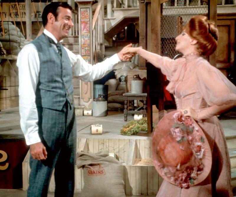 Dohazovačka Dolly Leviová (Barbra Streisandová) se ve slavném muzikálu Hello, Dolly snažila domluvit sňatek milionáři Horacovi Vandergelderovi (Walter Matthau).
