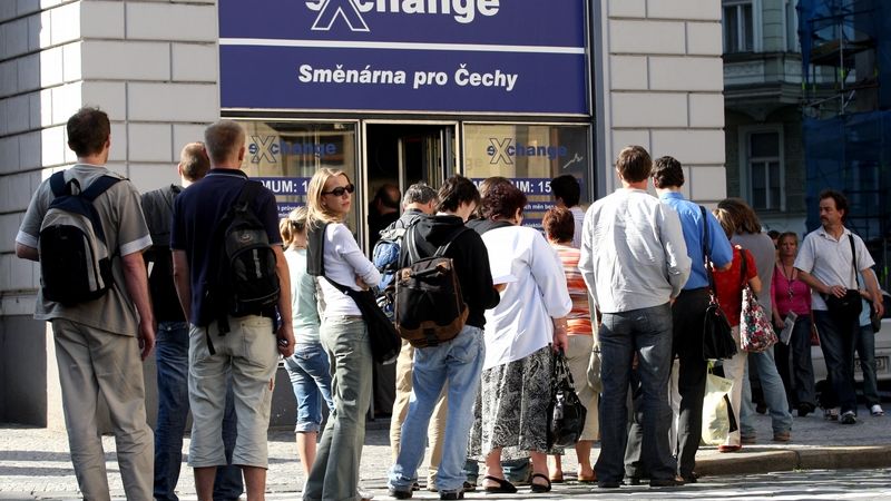 Před směnárnami se tvoří fronty, lidé chtějí vyměnit eura za co nejvýhodnější kurz.