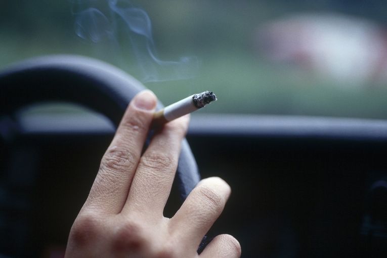 I při otevřeném okénku vznikají v autě při kouření velmi nebezpečné toxické zplodiny. 