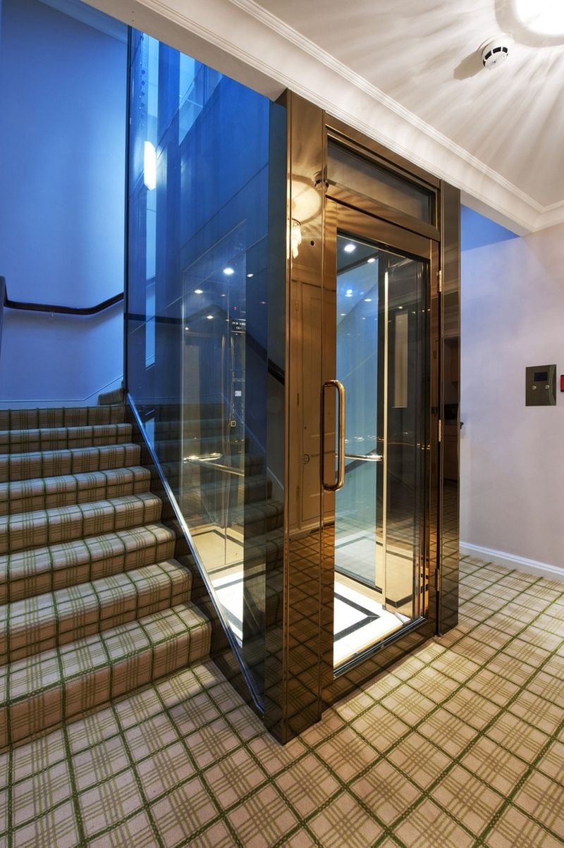 Luxus na každém kroku: V domě nechybí ani moderní prosklený výtah.