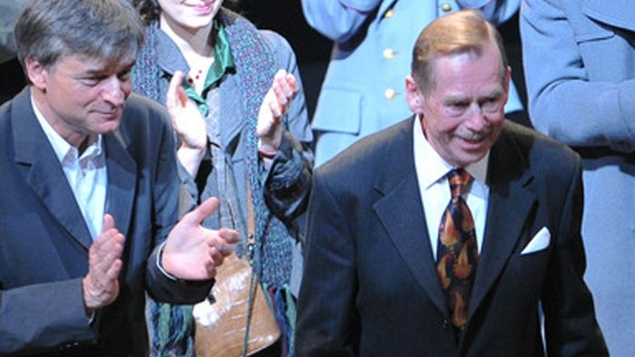 Václav Havel (vpravo) s režisérem Davidem Radokem (vlevo) při děkovačce po premiéře hry Odcházení.