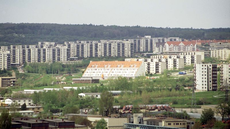 Brněnské sídliště - pohled na jeden z nových domů, jehož architektura a provedení ostře kontrastuje s klasickou panelovou výstavbou před rokem 1989. Osamoceně Lesná musela vypadat zcela jinak.