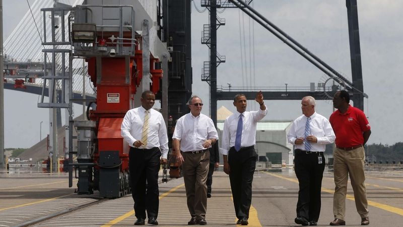 Prezident Spojených států Barack Obama při prohlídce přístavu Jacksonville na Floridě