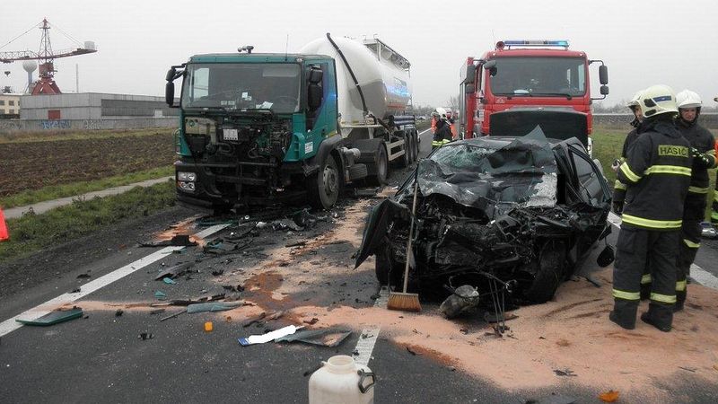 Při nehodě na Uherskohradišťsku přišel o život řidič, který na rovném úseku vjel s osobním autem pod tahač.