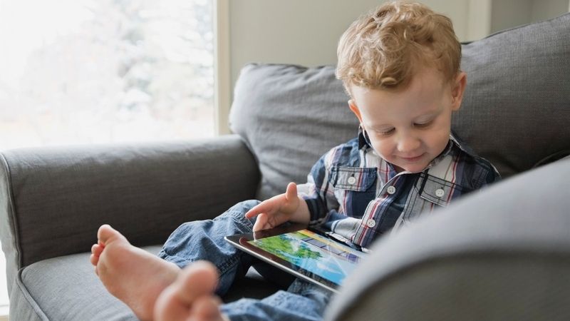 Dražší moderní technologie možná malým dětem do ruky nepatří, to ale neznamená, že si s ní neporadí. 