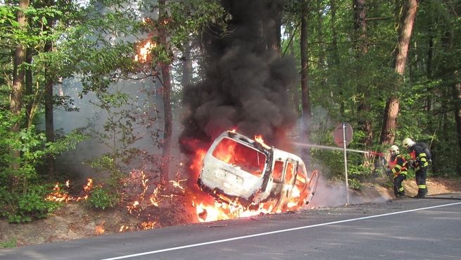 Vozidlo začalo po nárazu do stromu hořet, řidič vyvázl bez zranění. 