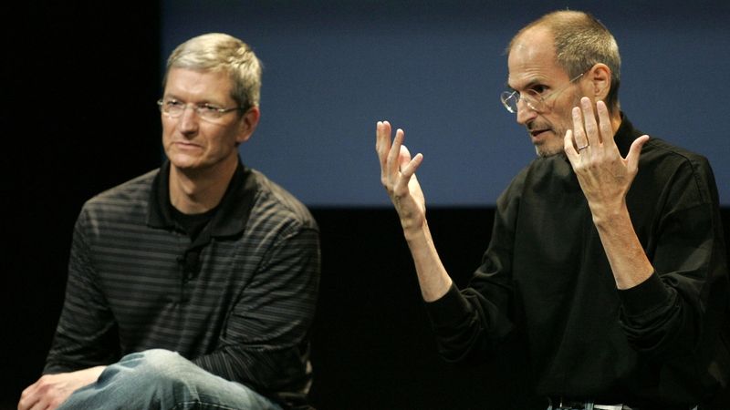 Současný šéf Applu Tim Cook (vlevo) a Steve Jobs