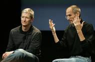 Tim Cook (vlevo) a Steve Jobs