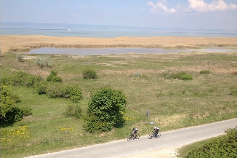 Výhled na jezero a cyklostezku z jedné z rozhleden.