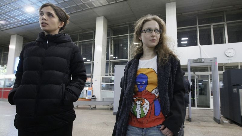 Naděžda Tolokonnikovová (vlevo) a Marija Aljochinová na letišti v Krasnojarsku 