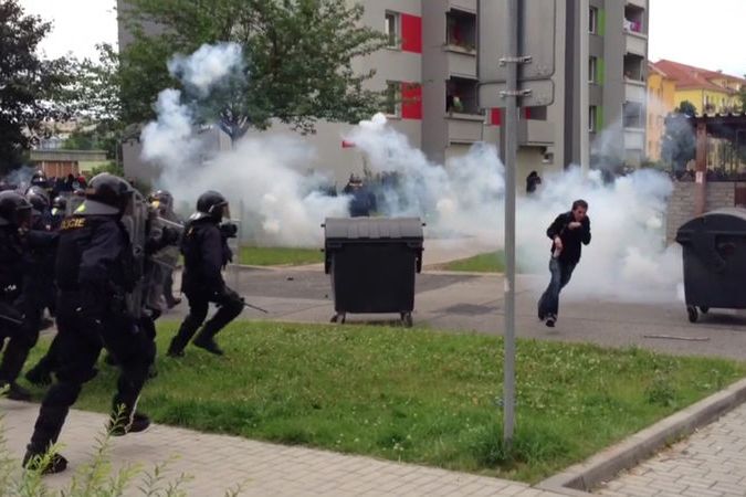 Radikálové šli v Budějovicích proti Romům, policie zasáhla se slzným plynem