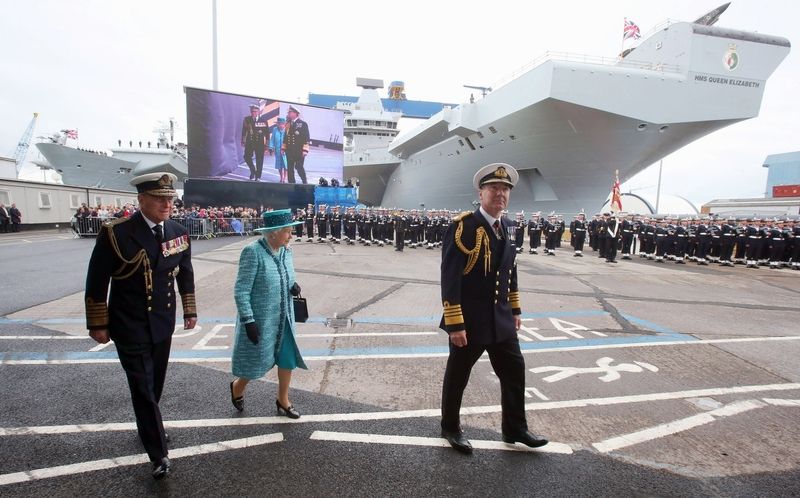 Královna Alžběta II. s vévodou z Edinburghu (vlevo) před křtem HMS Queen Elizabeth ve skotské loděnici Fife's Rosyth