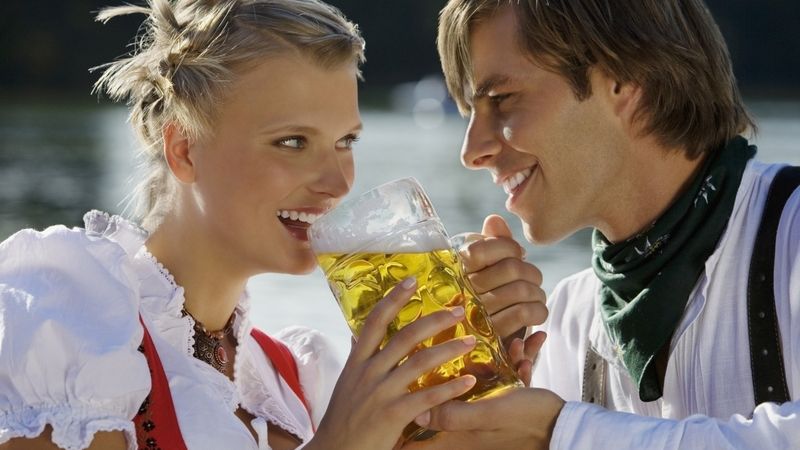 Letošní novinkou Českého pivního festivalu jsou větší sklenice, do nichž budou dvě stovky mladých žen a mužů v krojích pivo nalévat.